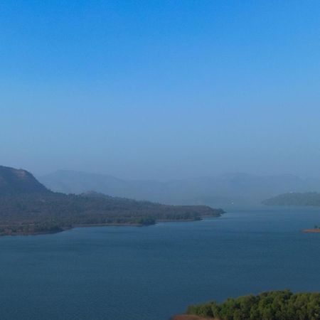 Ekam Lake House By Stayvista With Mountain & Lake Views, Outdoor Jacuzzi, Sauna, Modern Amenities & Kitchen Garden 浦那 外观 照片