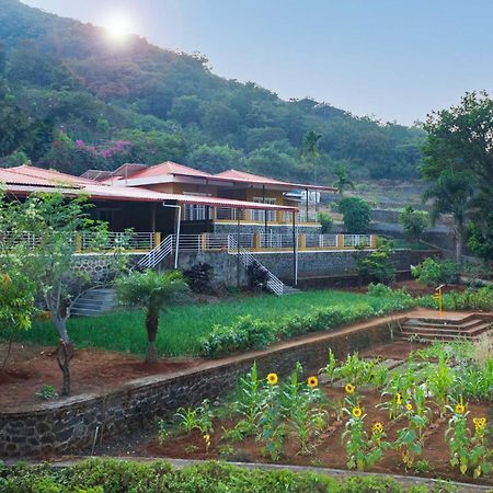 Ekam Lake House By Stayvista With Mountain & Lake Views, Outdoor Jacuzzi, Sauna, Modern Amenities & Kitchen Garden 浦那 外观 照片