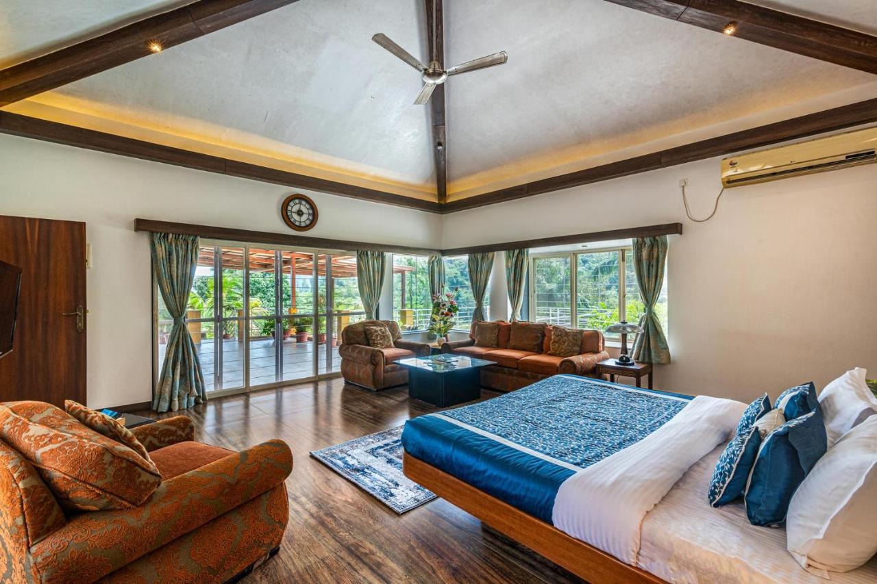 Ekam Lake House By Stayvista With Mountain & Lake Views, Outdoor Jacuzzi, Sauna, Modern Amenities & Kitchen Garden 浦那 外观 照片