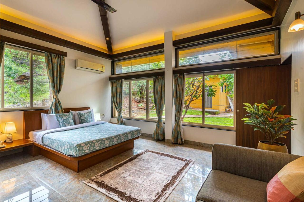 Ekam Lake House By Stayvista With Mountain & Lake Views, Outdoor Jacuzzi, Sauna, Modern Amenities & Kitchen Garden 浦那 外观 照片