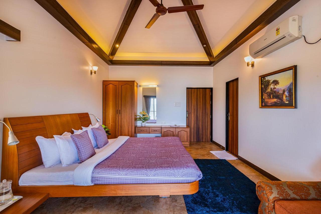 Ekam Lake House By Stayvista With Mountain & Lake Views, Outdoor Jacuzzi, Sauna, Modern Amenities & Kitchen Garden 浦那 外观 照片