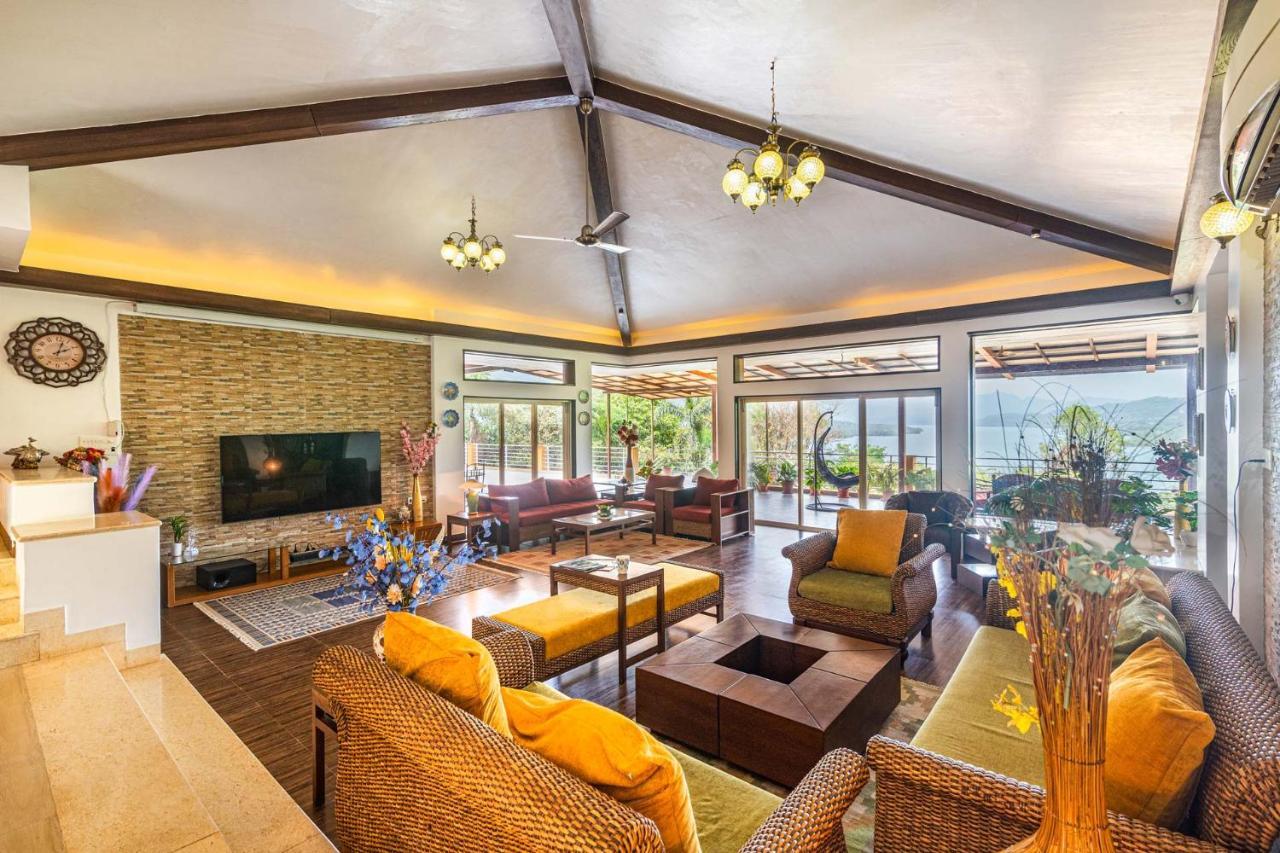 Ekam Lake House By Stayvista With Mountain & Lake Views, Outdoor Jacuzzi, Sauna, Modern Amenities & Kitchen Garden 浦那 外观 照片