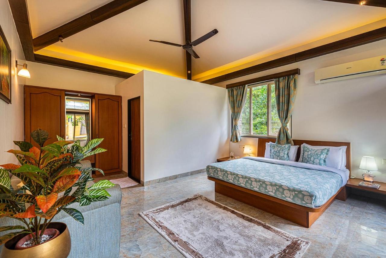 Ekam Lake House By Stayvista With Mountain & Lake Views, Outdoor Jacuzzi, Sauna, Modern Amenities & Kitchen Garden 浦那 外观 照片