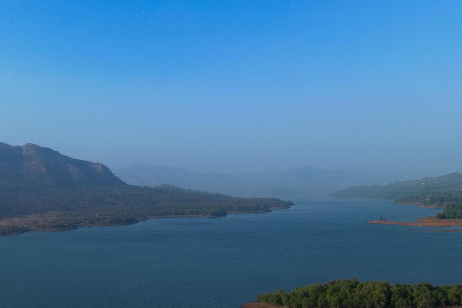 Ekam Lake House By Stayvista With Mountain & Lake Views, Outdoor Jacuzzi, Sauna, Modern Amenities & Kitchen Garden 浦那 外观 照片