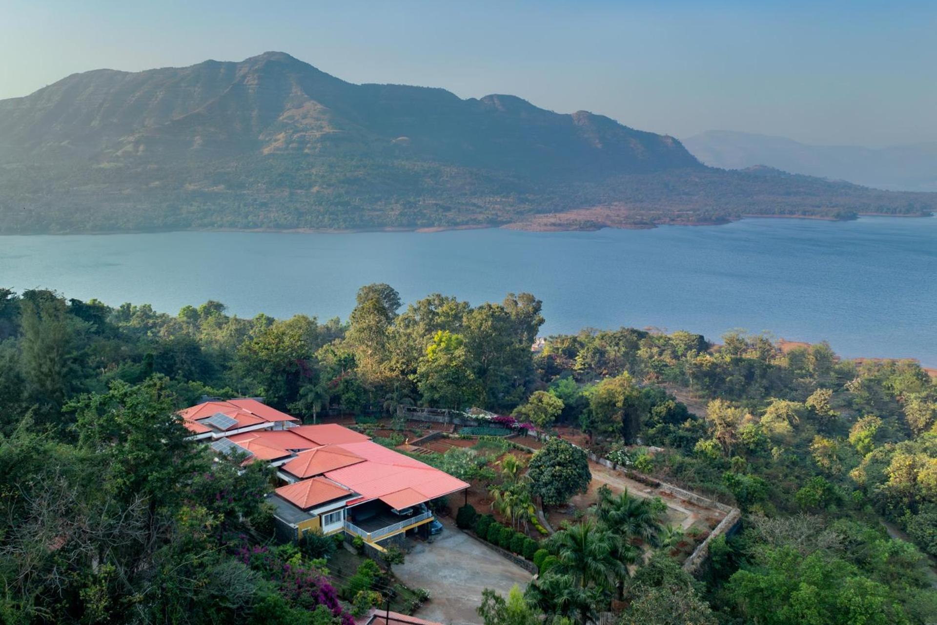 Ekam Lake House By Stayvista With Mountain & Lake Views, Outdoor Jacuzzi, Sauna, Modern Amenities & Kitchen Garden 浦那 外观 照片