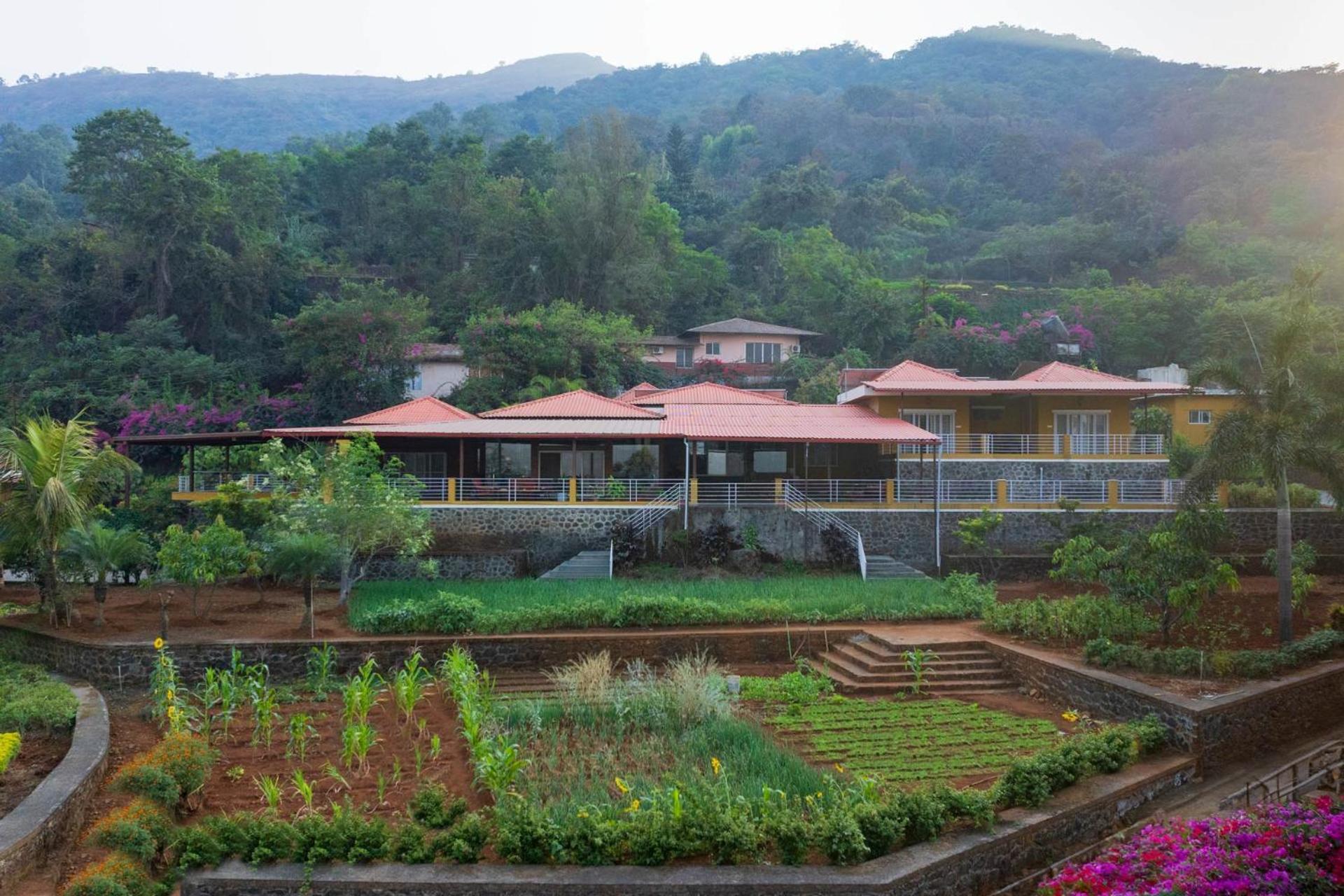 Ekam Lake House By Stayvista With Mountain & Lake Views, Outdoor Jacuzzi, Sauna, Modern Amenities & Kitchen Garden 浦那 外观 照片